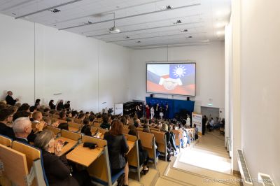 zdjęcie z konferencji prasowej z udziałem Jeffa Y. J. Liu, szefa Przedstawicielstwa Tajpej w Polsce w Poradni Psychologiczno-Pedagogicznej nr 2 w Rzeszowie, fot. Grzegorz Bukała, Urząd Miasta Rzeszowa